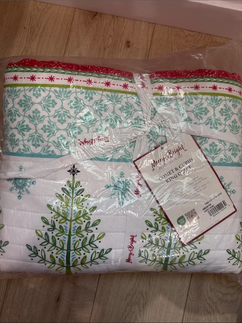 Comet & Cupid Holiday Quilt - White, Green, Red
